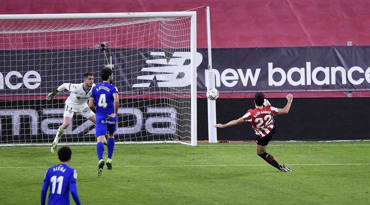 Vào! Iker Muniain thực hiện một quả tạt vào vòng cấm và kiến tạo thành công cho Raul Garcia (Ath Bilbao), người đã đón bóng và dứt điểm gọn gàng vào sát phía trong cột dọc bên trái. Tỉ số đã được nâng lên 1:1.
