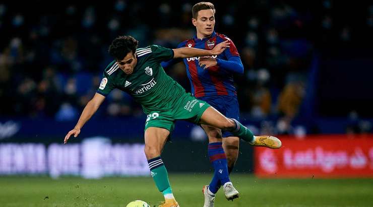 Jorge de Frutos (Levante) bị phạt thẻ sau khi làm ngã đối phương. Trọng tài Valentin Pizarro đã có một quyết định dễ dàng. Osasuna được hưởng một quả đá phạt.