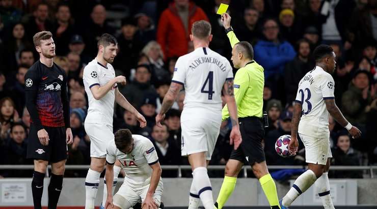 Không một chút do dự, trọng tài rút thẻ vàng cho pha phạm lỗi của Timo Werner (RB Leipzig).