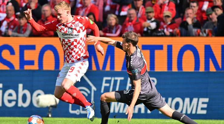 Pascal Stenzel (VfB Stuttgart) đang nghĩ gì vậy? Những tình huống phạm lỗi như thế này sẽ không thể thoát khỏi thẻ phạt. Và trọng tài đã rút ra một chiếc thẻ vàng.