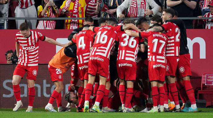 Taty Castellanos (Girona) đánh đầu đưa bóng vào sát mép trong cột dọc bên trái sau một quả tạt tuyệt đẹp. Tình huống bật cao đánh đầu hoàn hảo của anh sẽ là một khoảnh khắc khó quên của trận đấu ngày hôm nay.