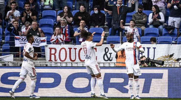Vào! Malo Gusto treo một đường bóng sắc sảo vào vòng cấm theo hướng di chuyển của Moussa Dembele (Lyon). Cầu thủ này bật lên rất cao để tung một cú đánh đầu căng như kẻ chỉ từ giữa vòng cấm vào góc trái khung thành. Thủ môn Gaetan Poussin đã không có cơ hội nào để cản phá. 1:0!