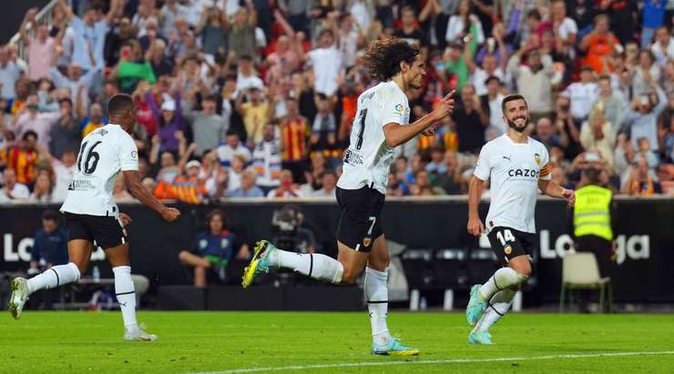 Vào! Edinson Cavani (Valencia) đánh lừa thủ môn đổ người qua bên trái trước khi sút bóng vào chính giữa khung thành.