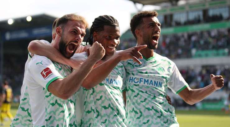 Vào! Branimir Hrgota lấy bóng, giúp Jessic Ngankam (Greuther Furth) thoát xuống vòng cấm và anh ấy ghi bàn với một pha dứt điểm bấm bóng thú vị để thay đổi tỉ số thành 1:1.