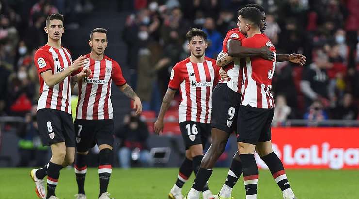 VÀO! Inaki Williams (Ath Bilbao) nhận bóng ở một vị trí ngay trước mặt khung thành, và chắc chắn là anh sẽ không thể bỏ lỡ những cơ hội như thế này. Cú sút của cầu thủ này đi sượt mé trong cột dọc bên trái vào lưới. Tỉ số là 2:2.