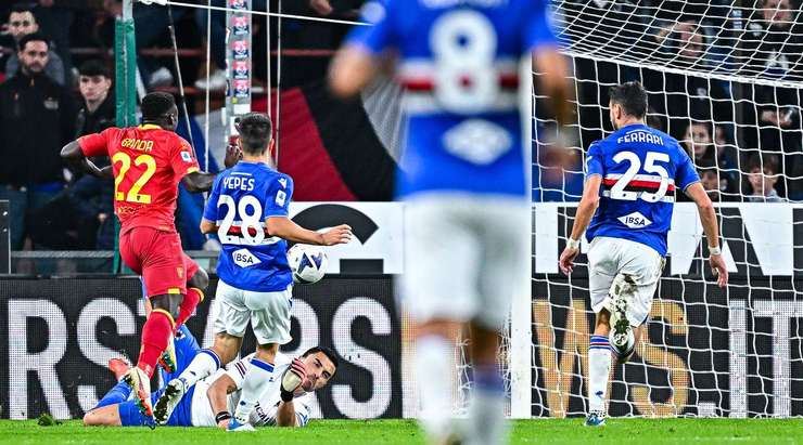 Tỉ số là 0:2! Lorenzo Colombo chuyền bóng cho Lameck Banda (Lecce) trong vòng cấm, người không bị ai kèm và sút bóng vào góc trái phía dưới.