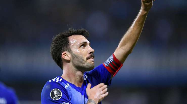 Sebastian Rodriguez (Emelec) ghi một bàn thắng phi thường! Anh ấy nhận đường chuyền từ đồng đội, tự tạo khoảng trống cho mình và tung một cú sút xa trái phá đánh bại thủ môn, đưa bóng vào sát bên dưới xà ngang.