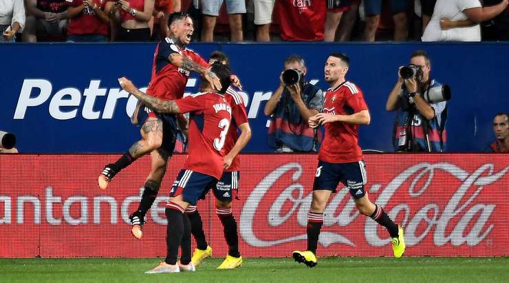 Chimy Avila (Osasuna) bật lên đón quả tạt và đánh đầu hiểm hóc vào mé trong cột dọc bên phải.