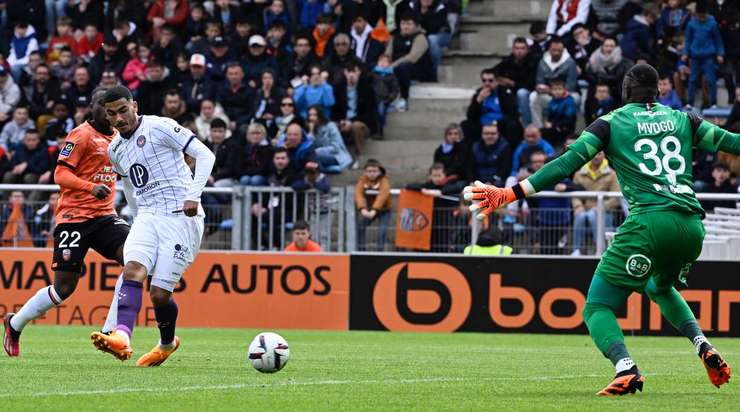 Vào! Zakaria Aboukhlal (Toulouse) nhận một đường chuyền ngắn rất vừa tầm từ Fares Chaibi ở một vị trí bên trong vòng cấm, anh lách người và tung một cú sút không thể cản phá vào góc thấp bên trái khung thành. Tỉ số là 0:1.