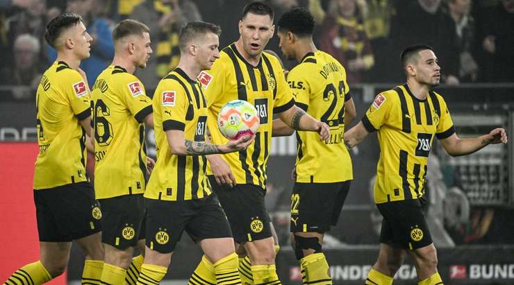 Một bàn thắng đồng đội tuyệt vời! Raphael Guerreiro (Dortmund) được giải thoát trong vòng cấm bởi Donyell Malen và không mắc một sai lầm nào với một pha dứt điểm tốt vào góc trái phía dưới. 1:0.