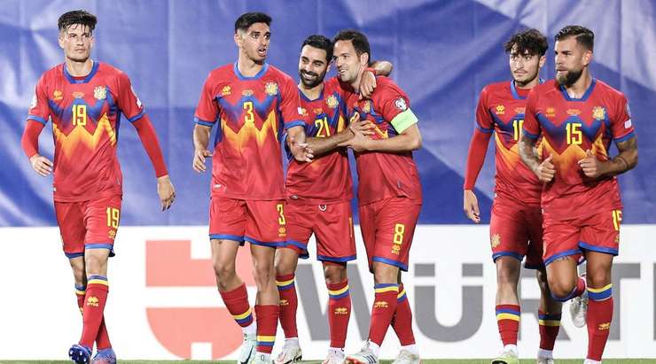 Vào! Marcio Vieira (Andorra) thoát khỏi cầu đang thủ theo kèm mình để đón bóng từ quả đá phạt của Joan Cervos và anh đánh đầu căng như kẻ chỉ từ giữa vòng cấm vào góc thấp sát cột dọc bên phải. Một pha dứt điểm tuyệt vời - 1:2!