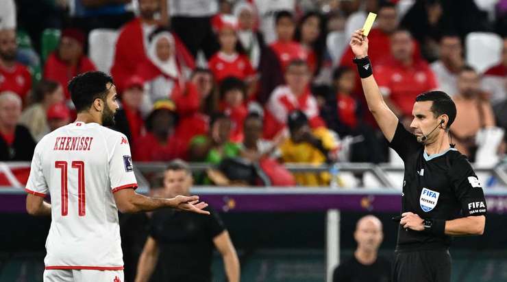 Một chiếc thẻ vàng xứng đáng. Cú tắc bóng của Taha Yassine Khenissi (Tunisia) là khá thô bạo và trọng tài Cesar Arturo Ramos đã không do dự rút ra một chiếc thẻ vàng cho anh ấy.