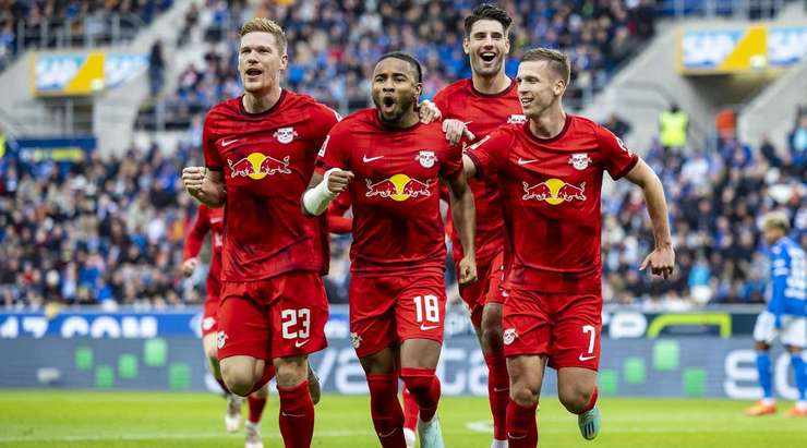 Christopher Nkunku (RB Leipzig) ghi một bàn thắng tuyệt vời! Cú sút kĩ thuật của anh đi chuẩn xác vào góc trái phía trên khung thành.