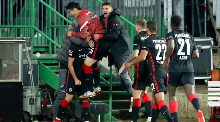 Rafael Borre (Eintracht Frankfurt) tìm thấy khoảng trống bên trong vòng cấm để đón một quả tạt tuyệt đẹp và tung một cú sút chìm chính xác đưa bóng vào góc phải phía dưới khung thành.