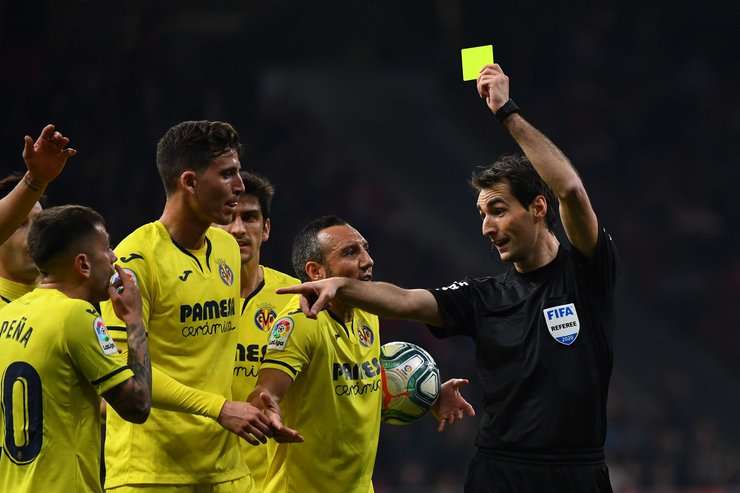 Ruben Pena (Villarreal) nhận thẻ vàng. Trọng tài chính Ricardo de Burgos Bengoetxea đã có một quyết định xác đáng.
