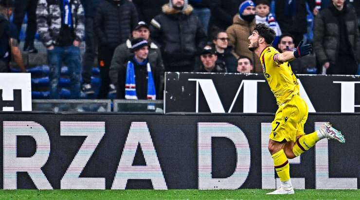 Riccardo Orsolini (Bologna) đón đường chuyền từ đồng đội và ở vào một vị trí tuyệt vời trong vòng cấm trước khi tung cú sút xuất sắc vào góc cao bên trái.