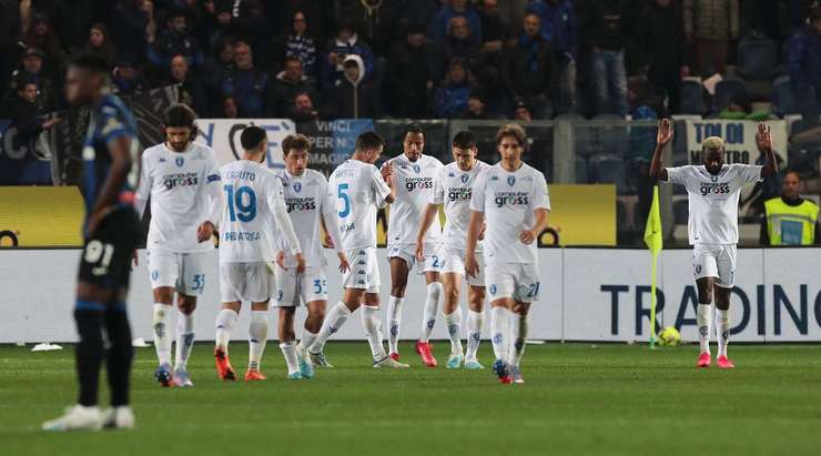 Vào! Tyronne Ebuehi (Empoli) đã có mặt đúng lúc đúng chỗ để lấy bóng bật ra trong vòng cấm, và anh ấy sút bóng đi chìm vào phía trong cột dọc bên phải. Tỉ số là 0:1.