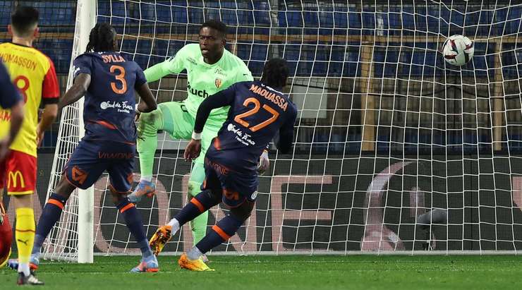 Faitout Maouassa (Montpellier) bật lên đón một quả tạt tuyệt đẹp và đánh đầu hiểm hóc vào góc thấp gần cột dọc bên trái.