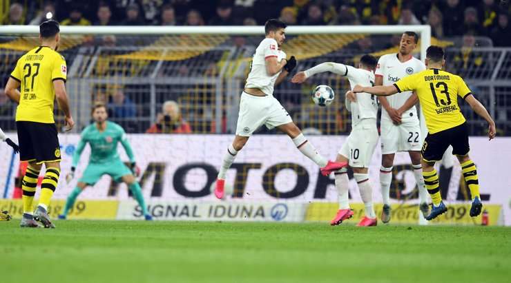 Raphael Guerreiro (Dortmund) thực hiện quả đá phạt từ cự ly tầm trung và cú sút tuyệt đẹp của anh ấy chỉ đi sượt cột dọc bên phải trong gang tấc.