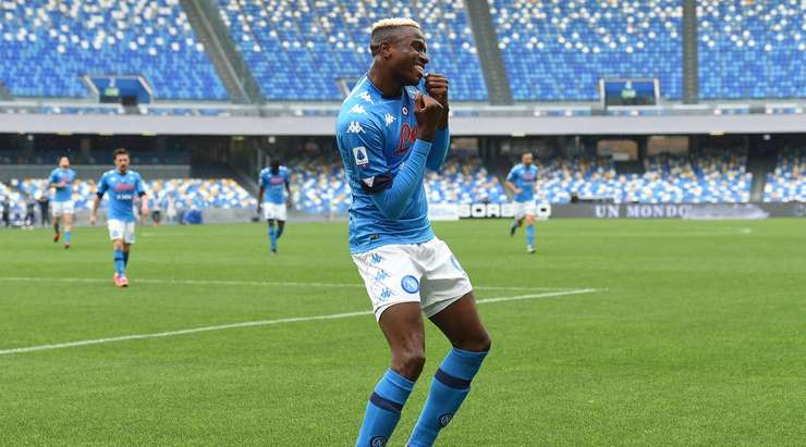 Nó đã đi vào lưới! Lorenzo Insigne là người cung cấp khi anh ấy chuyền bóng đến Victor Osimhen (Napoli) người dễ dàng đánh đầu lái bóng từ cự li gần. Tỉ số à 2:0.