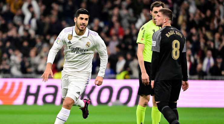Marco Asensio (Real Madrid) ghi bàn! Anh ấy tung một cú sút ngay bên ngoài vòng cấm sau một pha độc diễn xuất sắc. Bóng đi vào góc thấp bên trái. Tuyệt vời.