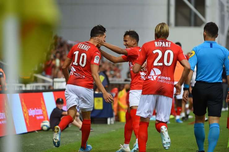 Một nỗ lực độc diễn xuất sắc của Zinedine Ferhat (Nimes). Anh len lỏi qua hàng phòng ngự đối phương ở bên trong vòng cấm trước khi dứt điểm gọn gàng vào lưới.