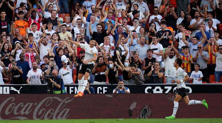 Vào! Carlos Soler (Valencia) giành chiến thắng trên chấm phạt đền bằng một cú sút không thể cản phá, vượt qua tầm với của thủ môn Martin Juan Carlos vào góc thấp bên phải.