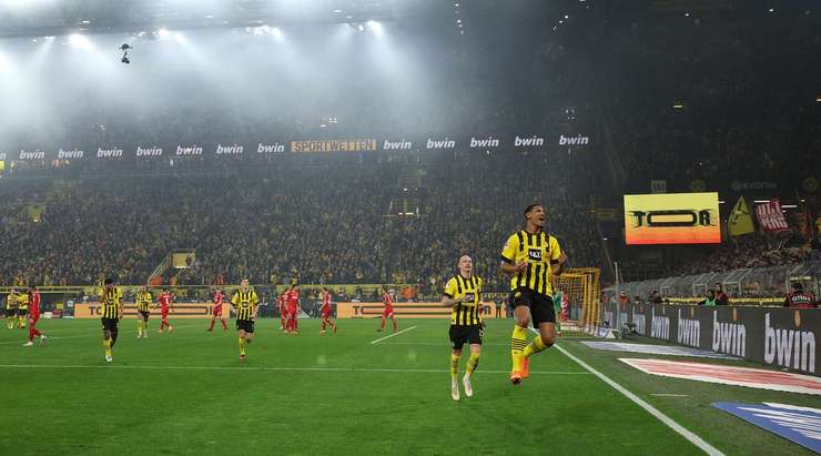 Vào! Sebastien Haller (Dortmund) sút bóng bật ra vào phía trong cột dọc bên phải sau khi bóng đến chỗ anh ấy trong vòng cấm. Tỉ số là 5:1.