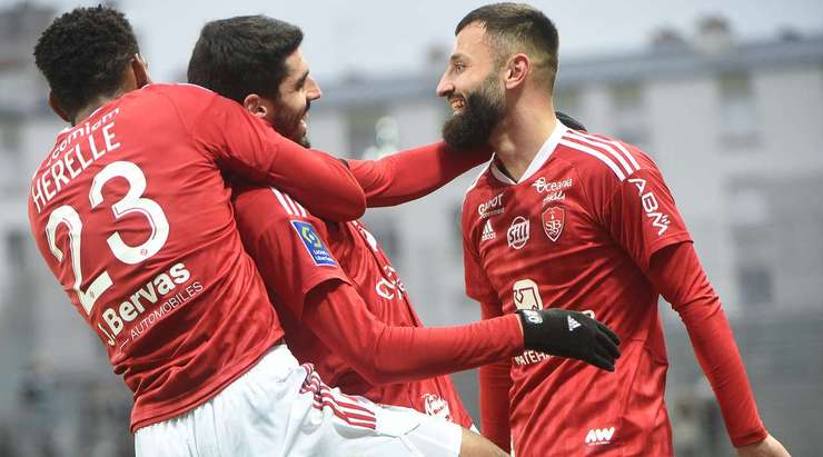 Bóng đã làm tung lưới! Franck Honorat đưa bóng vào từ quả phạt góc, Pierre Lees-Melou (Brest) tìm được khoảng trống cho mình tại rìa vòng cấm để tung một cú sút không thể ngăn chặn. Pha dứt điểm của anh ấy đi vào sát mép trong cột dọc bên phải và vượt quá tầm với của thủ môn. Tỉ số là 4:0.