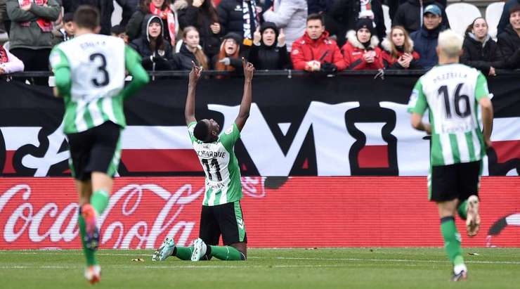 Vào! Đường kiến tạo xuất sắc của Nabil Fekir mở ra rất nhiều khoảng trống cho Luiz Henrique (Betis) ở ngoài rìa vòng cấm. Quan sát thấy thủ môn đang lên cao, cầu thủ này lạnh lùng tỉa bóng chính xác vào góc dưới bên trái khung thành. Tỉ số là 1:2.