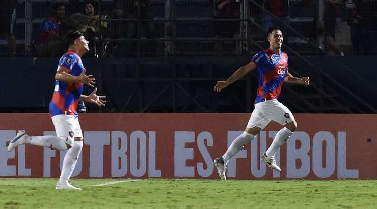 Vào - 2:1! Claudio Aquino kiến tạo cho Diego Churin (Cerro Porteno) trong vòng cấm và anh ấy đưa bóng vào góc phải phía dưới và qua Javier Nicolas Burrai.