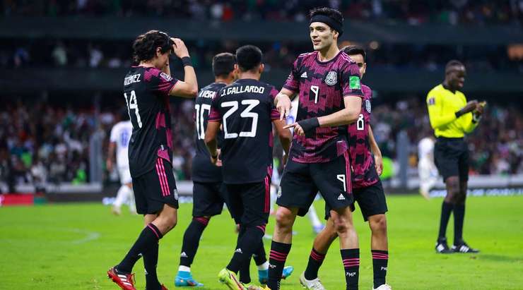 Vào! Raul Jimenez (Mexico) giành chiến thắng trên chấm phạt đền bằng một cú sút chìm không thể cản phá, vượt qua tầm với của thủ môn Mario Gonzalez vào giữa khung thành.
