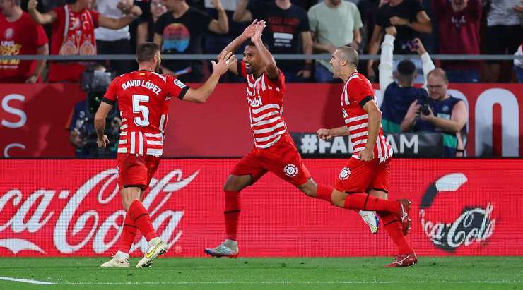 VÀO! David Lopez (Girona) nhận một đường chuyền và từ trong vòng cấm anh ấy lốp bóng qua Sergio Herrera, người đã ra khỏi vạch vôi. Một pha dứt điểm tuyệt vời! 1:1.