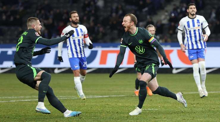 VÀO! Đó là một cú sút phạt đền hoàn hảo của Maximilian Arnold (Wolfsburg) về phía góc cao bên phải, không có một chút cơ hội nào cho thủ môn Oliver Christensen để cản phá!