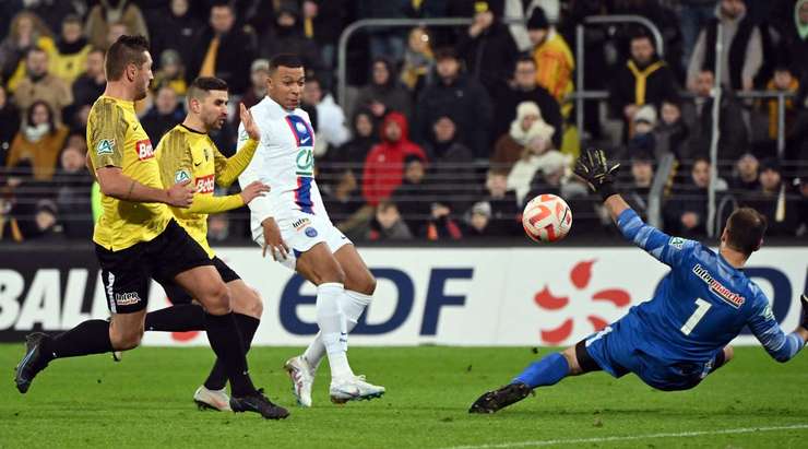 Vào! Vitinha lấy bóng, giúp Kylian Mbappe (Paris SG) thoát xuống vòng cấm và anh ấy ghi bàn với một pha dứt điểm bấm bóng thú vị để thay đổi tỉ số thành 0:4.