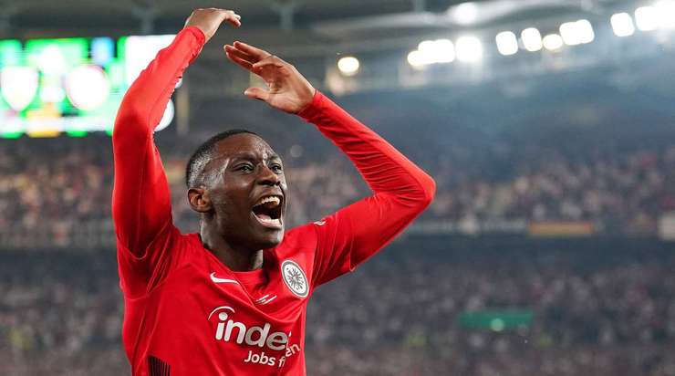Vào! Randal Kolo Muani (Eintracht Frankfurt) giành chiến thắng trên chấm phạt đền bằng một cú sút không thể cản phá, vượt qua tầm với của thủ môn Fabian Bredlow vào góc thấp bên phải.
