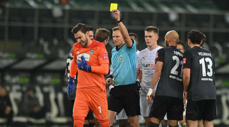 Martin Petersen rút thẻ vàng cho Jiri Pavlenka (Werder Bremen) vì pha phạm lỗi rõ ràng của anh ấy.