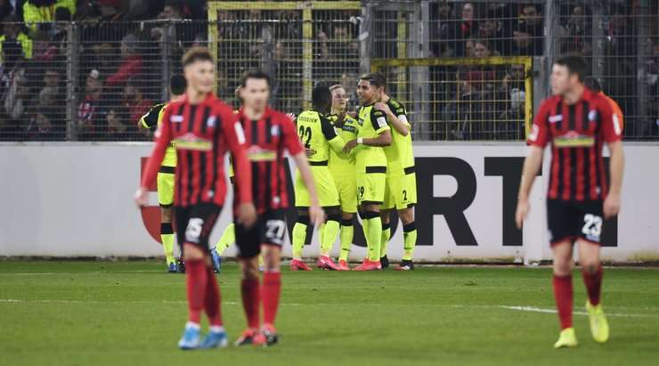 Vào! Abdelhamid Sabiri (Paderborn) tinh quái dừng lại một nhịp trước khi sút, chờ cho thủ môn Alexander Schwolow đổ người trước khi bình tĩnh đưa bóng vào góc trái khung thành.