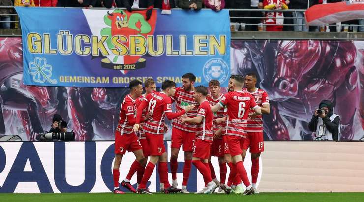 Vào! Đường chuyền dài kinh điển của Iago đến chân Arne Maier (Augsburg) ở một vị trí trống trải bên trong vòng cấm. Anh còn đủ thời gian và không gian để chỉnh lại bóng trước khi sút tung nóc lưới cầu môn đối phương. Tỉ số là 0:1.