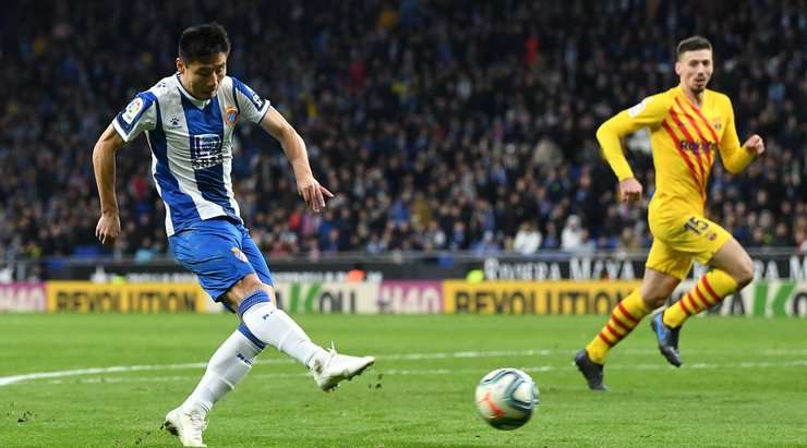 Vào! Từ ngoài vòng cấm địa, Lei Wu (Espanyol) kiểm soát gọn gàng một đường chuyền chính xác từ Matias Vargas. Anh quan sát nhanh và tung một cú sút không thể cản phá đi thẳng vào góc thấp bên trái khung thành. Tỉ số là 2:2.