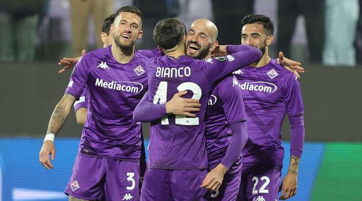 Vào! Riccardo Saponara (Fiorentina) nhận một đường chuyền ngắn rất vừa tầm từ Giacomo Bonaventura ở một vị trí bên trong vòng cấm, anh lách người và tung một cú sút không thể cản phá vào góc thấp bên phải khung thành. Tỉ số là 2:2.