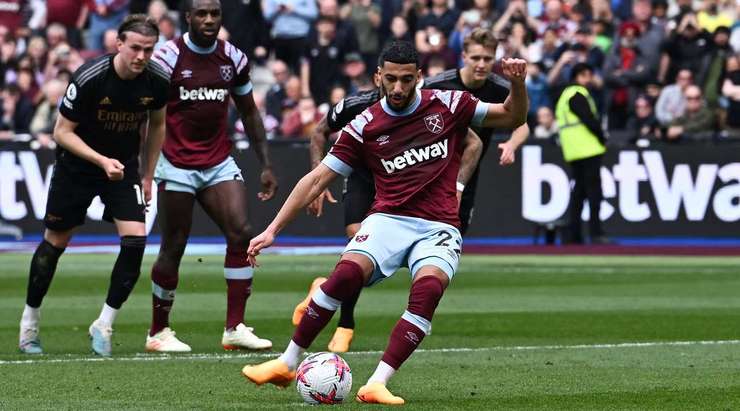 GOAL! Mohamed Said Benrahma (West Ham) đá phạt đền thành công với một cú sút chìm về phía góc phải khung thành.