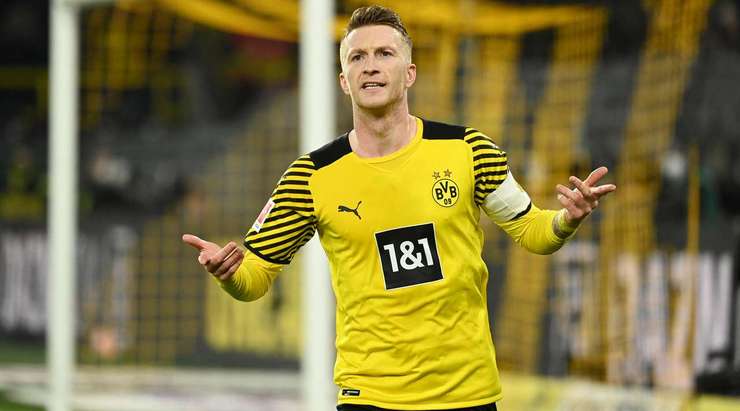 Vào! Marco Reus (Dortmund) là người nhanh nhất phản ứng với pha bóng bật ra và sút bóng vào lưới. Tỉ số là 2:1.