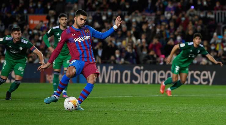 VÀO! Đó là một cú sút phạt đền tuyệt vời của Ferran Torres (Barcelona) về phía góc thấp bên phải khung thành, không có một chút cơ hội nào cho thủ môn Sergio Herrera để cản phá!