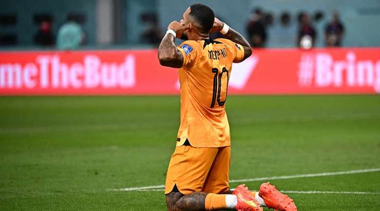 Vào! Đường kiến tạo xuất sắc của Denzel Dumfries mở ra rất nhiều khoảng trống cho Memphis Depay (Hà Lan) ở ngoài rìa vòng cấm. Quan sát thấy thủ môn đang lên cao, cầu thủ này lạnh lùng tỉa bóng chính xác vào phía bên trái khung thành. Tỉ số là 1:0.