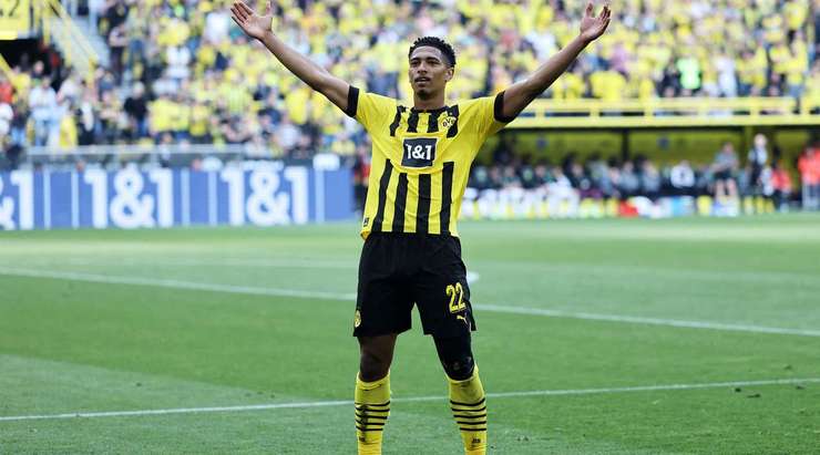 Vào! Jude Bellingham (Dortmund) thực hiện thành công quả penalty với một cú sút chìm vào ngay giữa khung thành, đánh bại thủ môn Jan Olschowsky.