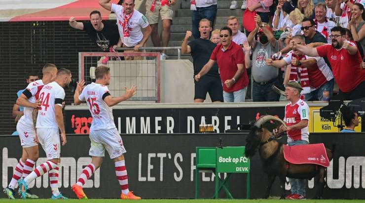 Vào! Jonas Hector nạp đạn cho Luca Jannis Kilian (Köln) ở một vị trí bên trong vòng cấm, và cầu thủ này đã giữ được cái đầu lạnh để sút chìm vào chính giữa khung thành, đưa bóng nằm gọn trong lưới. Tỉ số là 1:0.