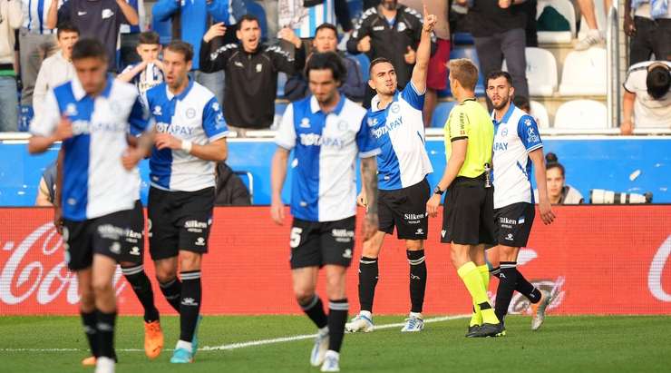 Vào! Bóng từ quả đá phạt trước đó đến chân của Gonzalo Escalante (Alaves) trong vòng cấm và cầu thủ này tung một cú sút căng chuẩn xác vào góc phải khung thành.