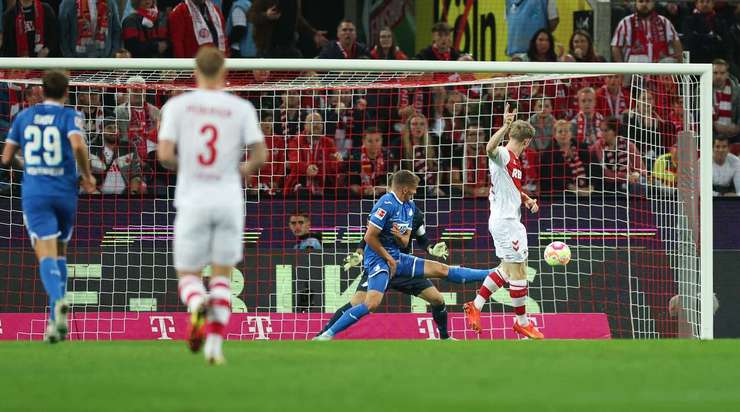 Vào! Florian Kainz (Köln) ghi bàn với một cú sút tuyệt vời vào góc phải phía dưới sau khi được giải thoát trong vòng cấm bởi một đường chuyền bổng xuất sắc từ Linton Maina. Tỉ số bây giờ là 1:0.