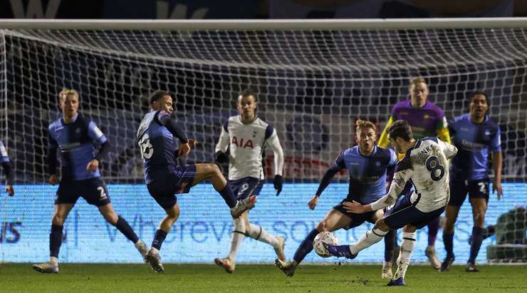 Vào! Harry Winks (Tottenham) đón bóng bật ra và từ rìa vòng cấm, anh ấy tung một cú sút đi vào phía trong cột dọc bên trái. Tỉ số là 1:2.